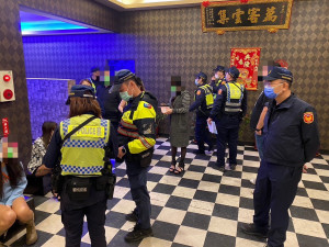 憲警出動臨檢維護治安。（南投分局提供）