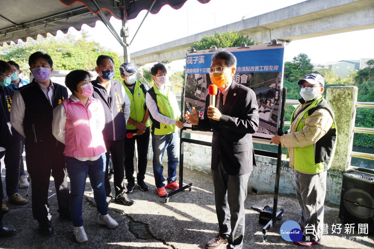 水利署長賴建信說明筏子溪整治工程。