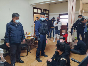 楊梅警分局查獲5名犯嫌救出5名被害人，現場查扣相關證物，全案訊後依法移送偵辦。