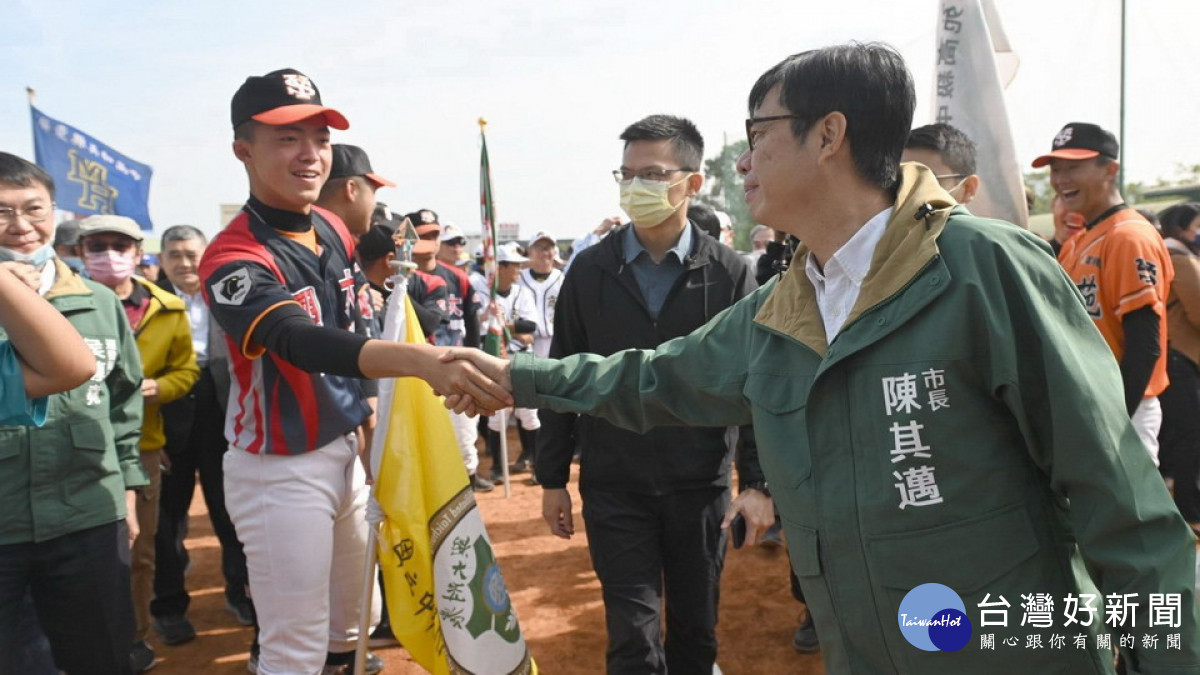 ▲螺絲盃全國青棒邀請賽在岡山棒球場開幕，高雄市長陳其邁特地到場參與。（圖／記者 許高祥 翻攝）