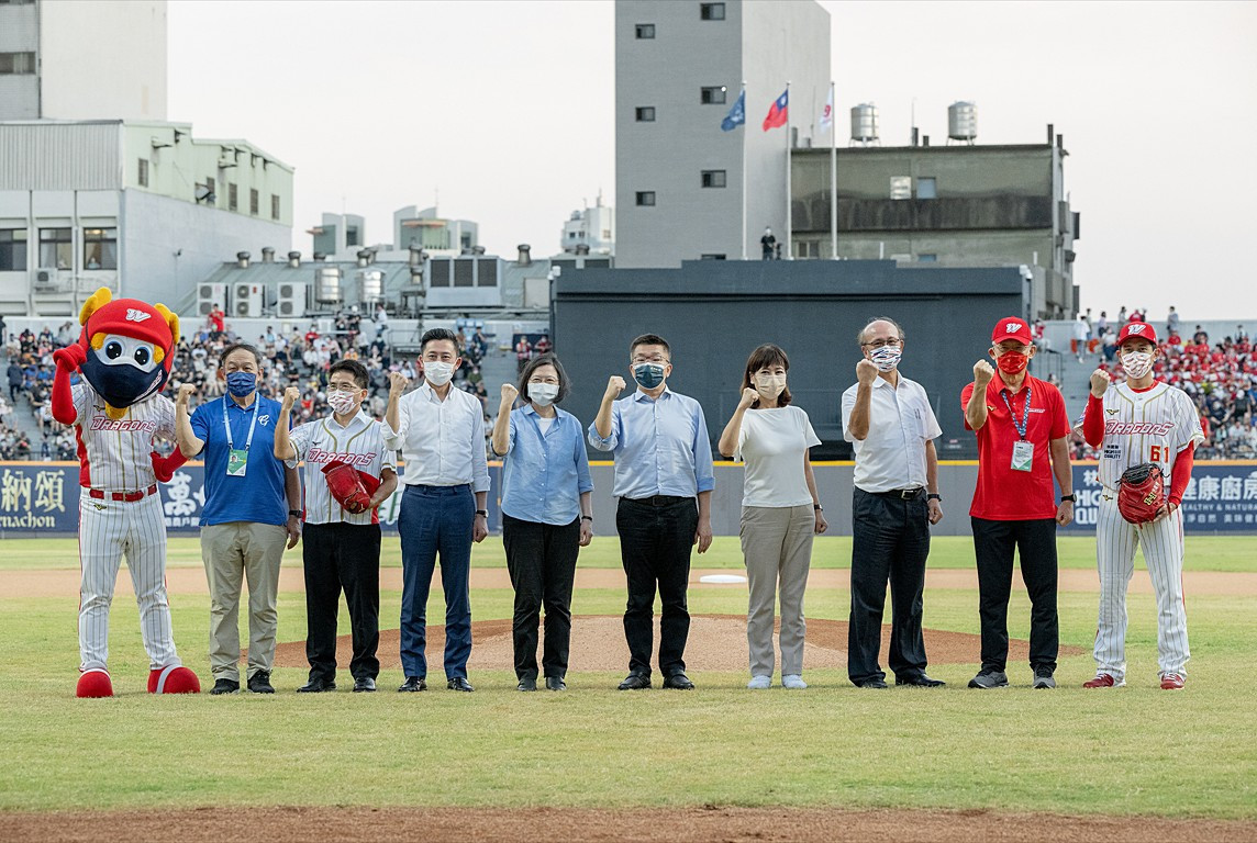 總統蔡英文(中左1)與前新竹市長林智堅（中左2），曾於2022年7月22日出席新竹棒球場整修後首次開打的中華職棒賽事開幕式。（圖／資料照片，圖源：總統府Flickr）