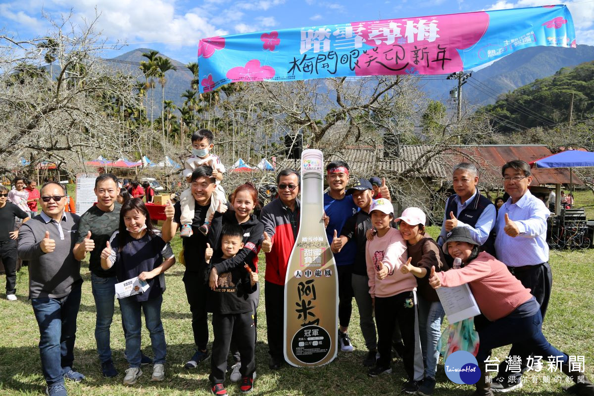 來自台中烏日的楊振章先生楊振彰、林千祝夫婦獲得冠軍，獎賞信義鄉農會-阿米怒小米風味酒。（圖片/信義農會提供）