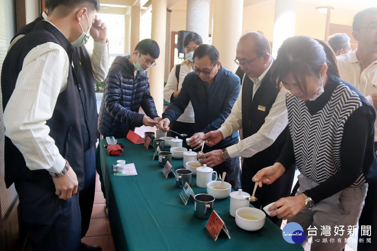 會場泡比賽好茶請大家來品。（記者扶小萍攝）