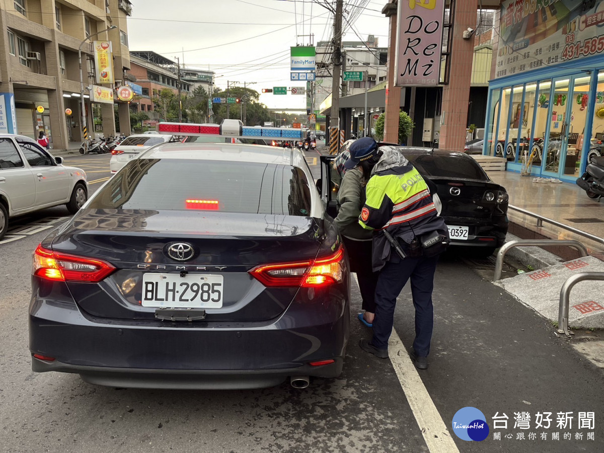 失智翁不肯回家，暖警勸說助返家。<br />
<br />
