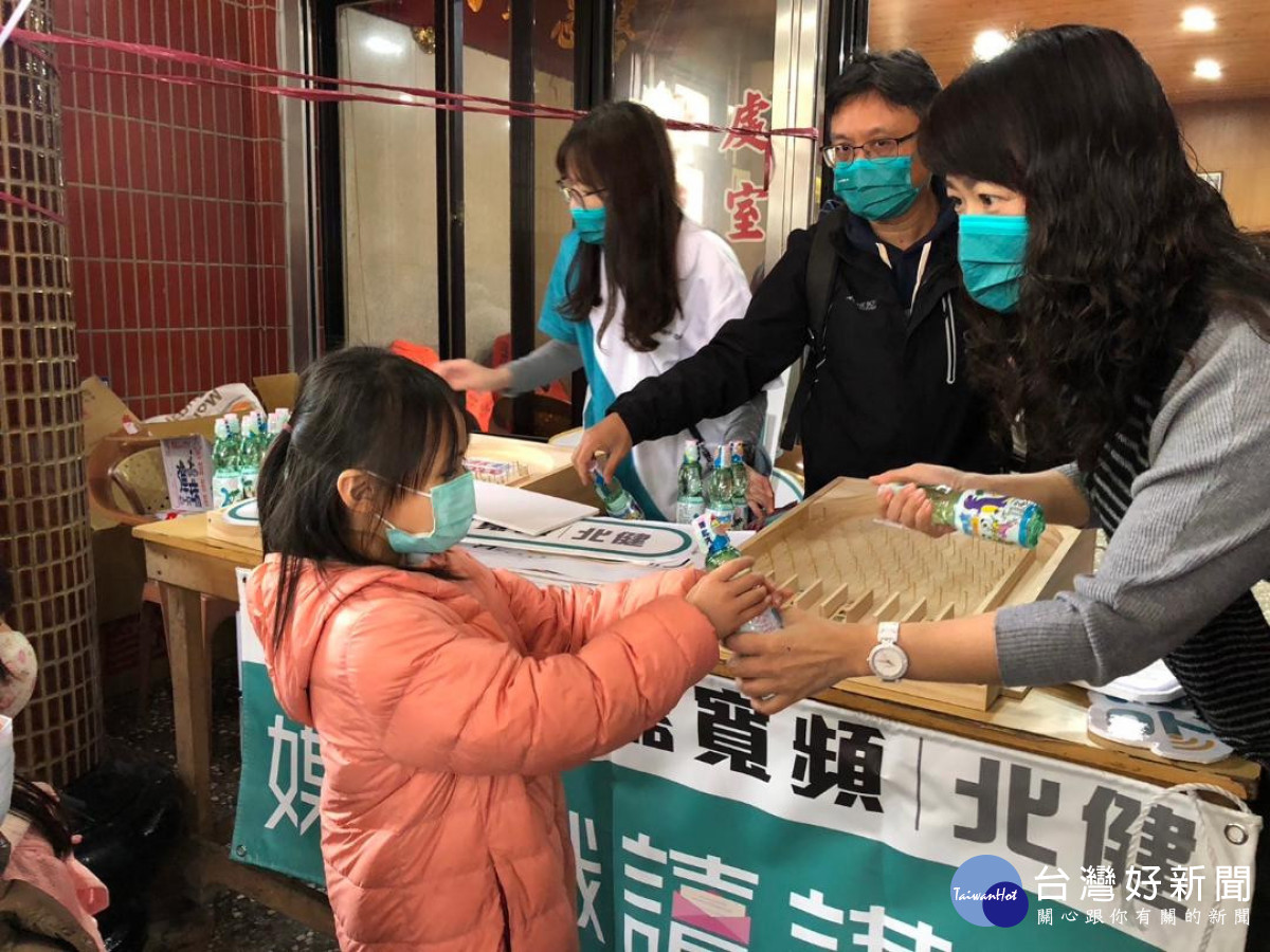 現場更搬來古早味彈珠台，透過小遊戲宣導媒體識讀觀念，吸引許多信眾和居民前來圍觀體驗。<br />
