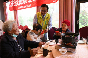 彰化市寒冬送暖，關懷獨居長者圍爐餐會市長林世賢發紅包。圖／彰化市公所提供