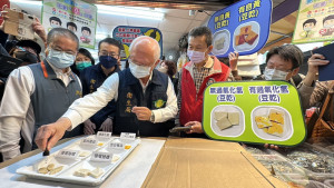 ▲為確保消費者權益與食安，高市府跨局處聯合查核年貨大街。（圖／記者 許高祥 攝）