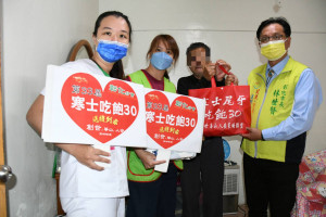 林世賢市長化身一日天使偕同創世基金會人員送禮到家給阿公（右2）圖／彰化市公所提供