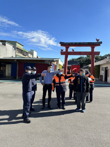 平鎮警加強檢視轄內交通設施，讓民眾都能行的安全、過個好年！