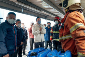 桃園市長張善政前往前往觀音區台光電桃園廠，視察火警處置狀況。