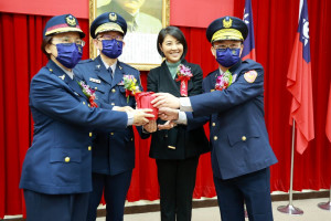 內政部警政署警政委員陳博珍擔任監交。