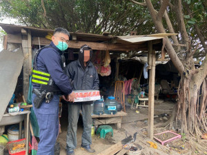 男子空地搭棚餐風露宿，大園警關懷送暖協助過寒冬。