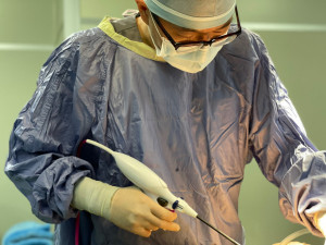 菲仕美整形外科楊學穎院長超能電漿手術中。