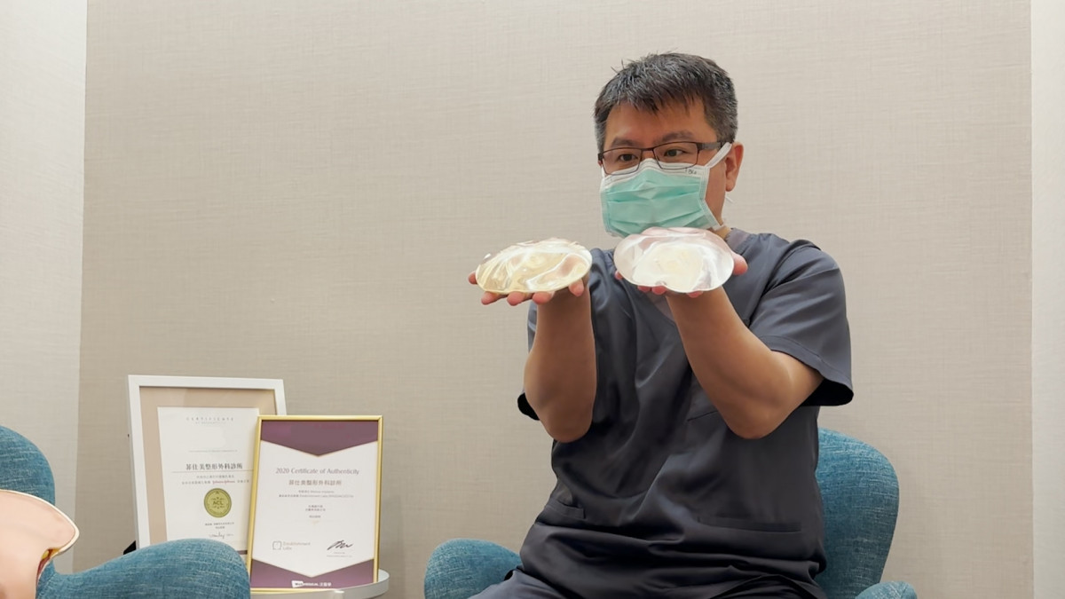 菲仕美整形外科診所許永昌副院長講解不同的隆乳材質特性。