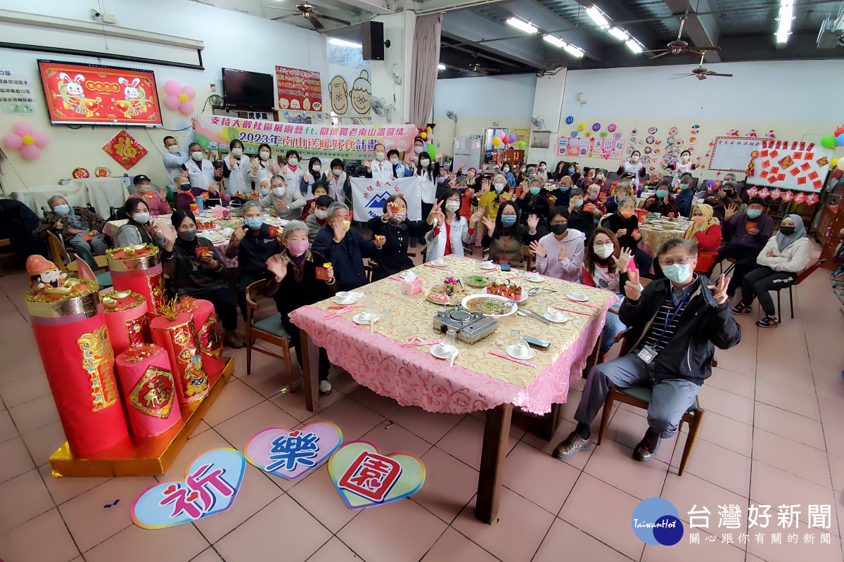 嘉義市府與嘉義基督教醫院長照服務發展中心-祈樂園，今日(18)舉辦「大齡食堂社區上菜，祈樂園日照結合南山志工暖暖過好年」活動／陳致愷翻攝