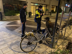 8旬翁新年迷途，暖警助返家團圓。