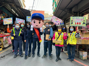 大園警分局春節治安不打烊，市場防搶、防詐騙、防竊及防假鈔宣導。