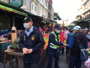 龍潭警傳統市場發錢母，反詐防竊宣導團出發。