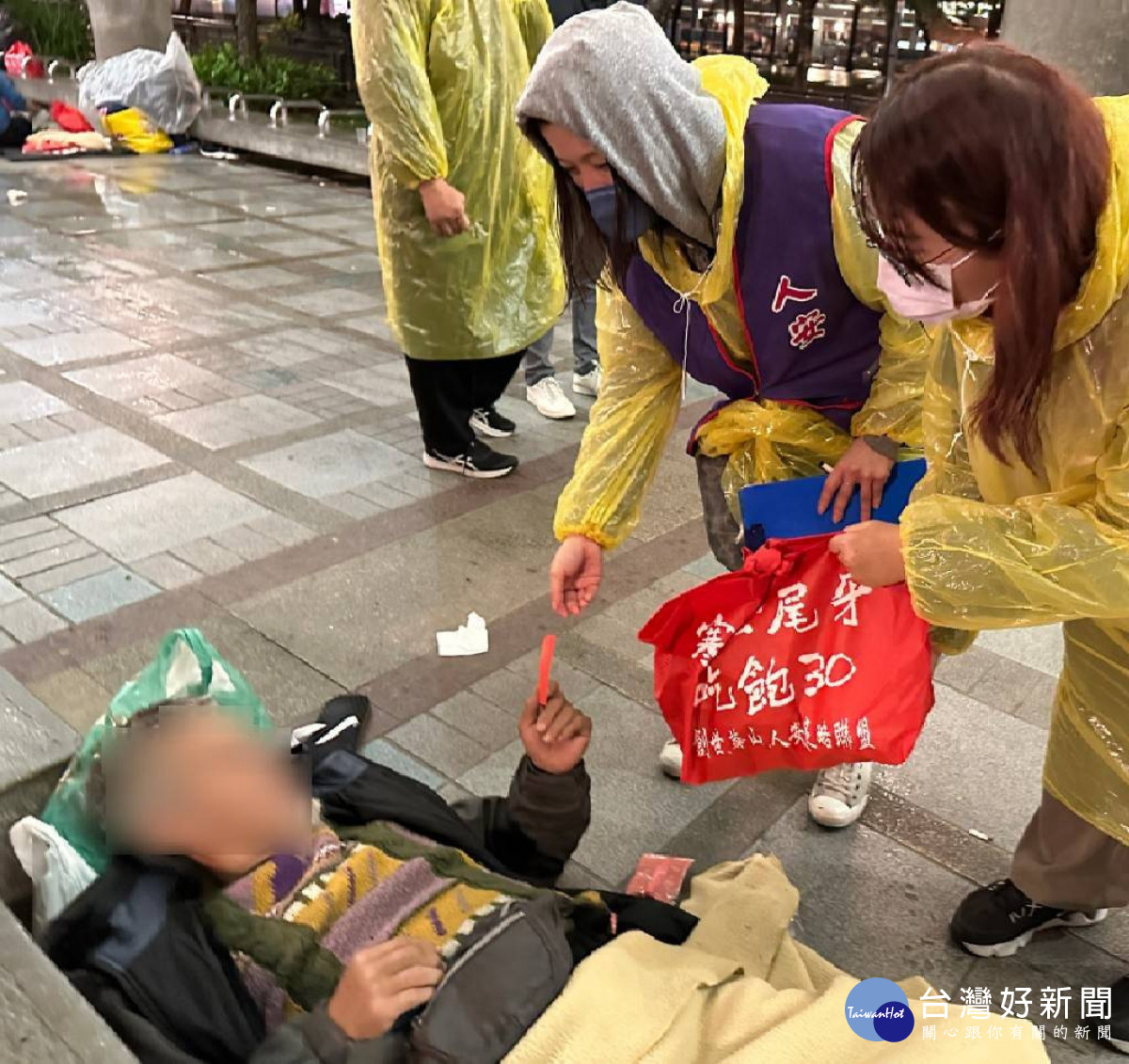 雨夜澆不熄人安萬華站的服務熱忱 　夜訪親送年禮給寒士