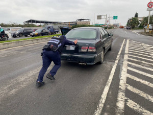 車輛拋錨受困路口，大園警協助推車解圍。