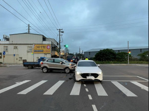 大園警迅速排除維持交通順暢。