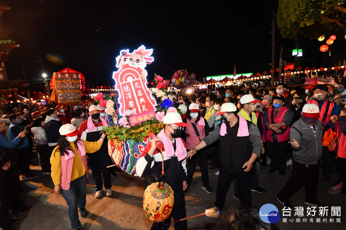 花壇白沙坑迎燈排，元宵節點燈繞境祈福。圖／彰化縣政府提供