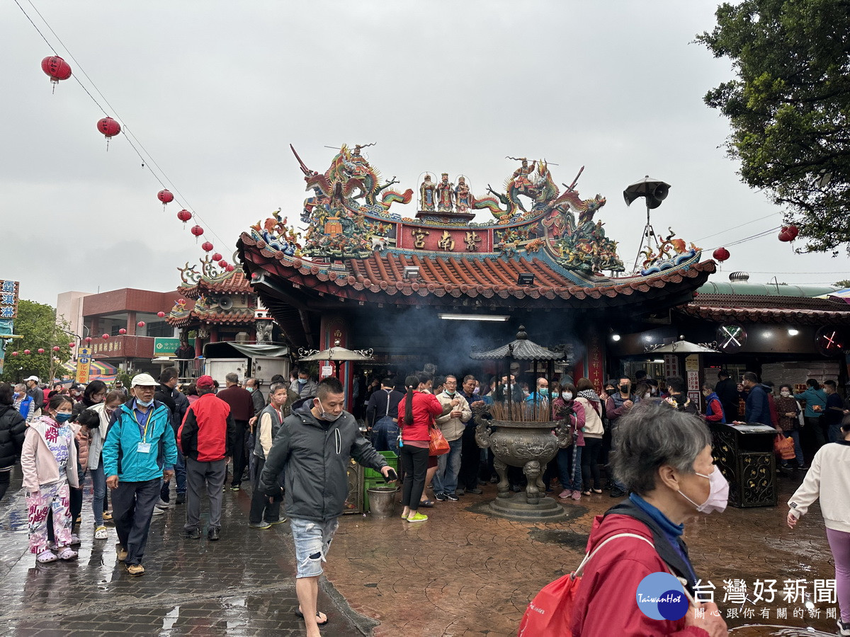 紫南宮香火鼎盛雖然下雨仍有許多民眾來上香祈福。（記者扶小萍攝）