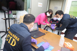 嘉義市警局日前至博仁老人養護中心，為身心障礙的長輩們進行「自願同意」指紋建檔／嘉義市警局提供