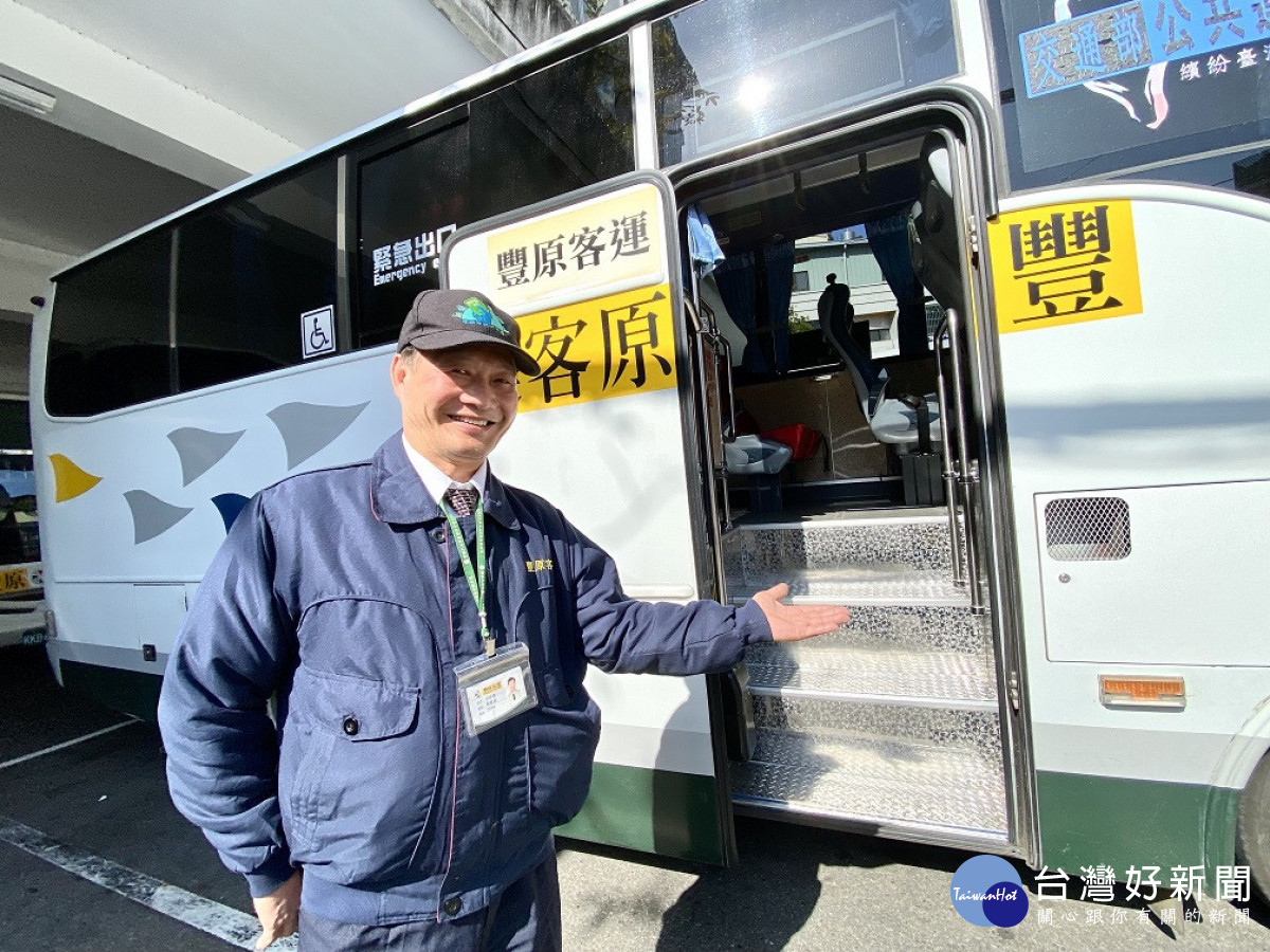 載客也載出人情味　武陵櫻花季搭公車上山要靠他 