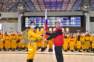 行政院長在機場授旗給土耳其救援隊