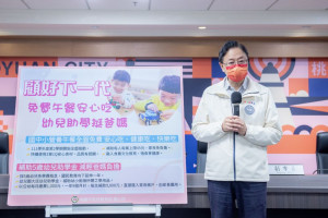 張市長說明國中小營養午餐全面免費及補助5歲幼兒助學金政策。