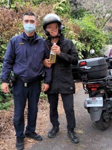 賞櫻民眾下山車沒油，斗南警伸援手救援/斗南警分局提供