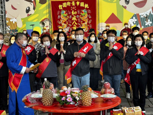 桃園客家局林昭賢局長（右三）主持天穿日祭天祈福儀式，感念女媧娘娘恩澤，祈求國泰民安。