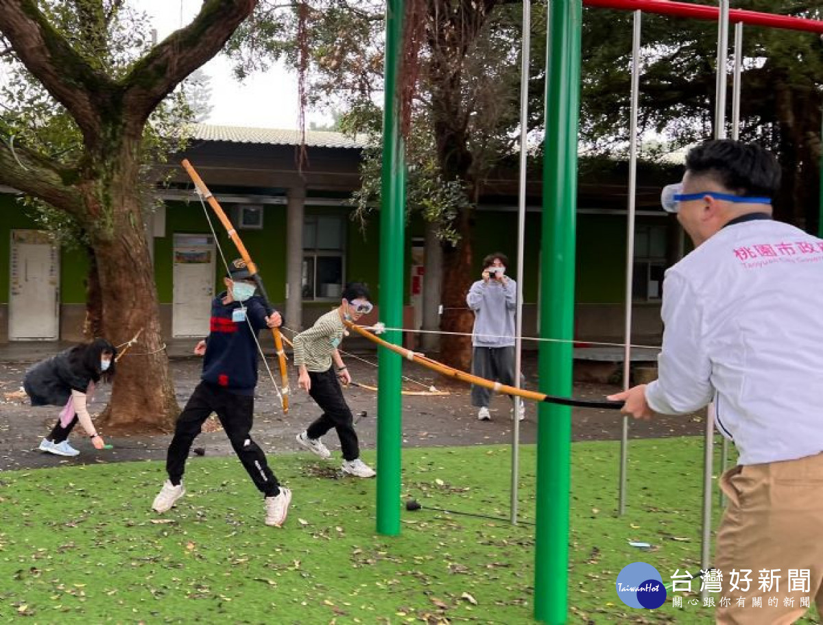 桃園青年局補助大專青年寒假辦營，隊帶領國小學童體驗各國文化特色。