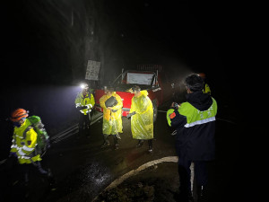 2男登山縱走受困山區，警、消連夜搜救。