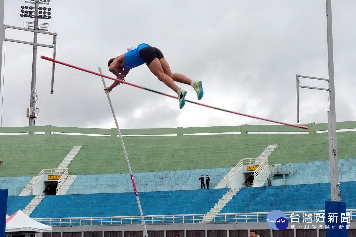 仁和國中劉杰在國中男撐竿跳高項目中，以4公尺11打破塵封22年的大會紀錄。<br /><br />
