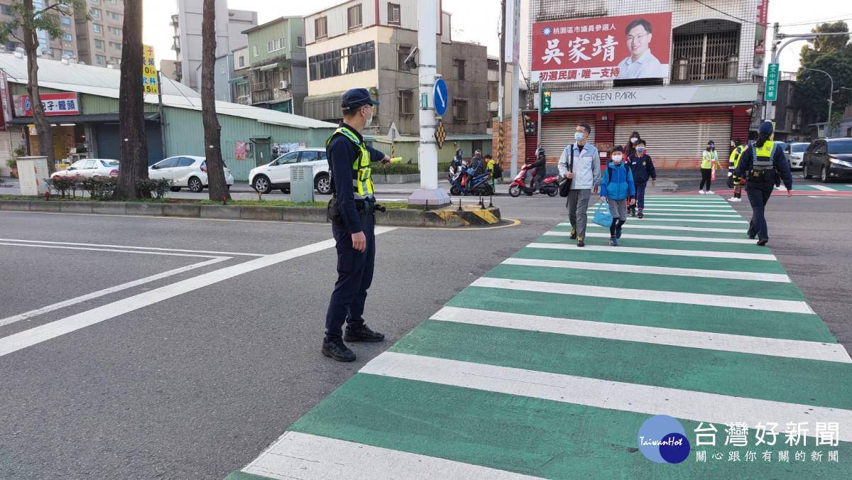 桃園警察分局執行護童及交通安全宣導專案，讓學童安全走入校園。