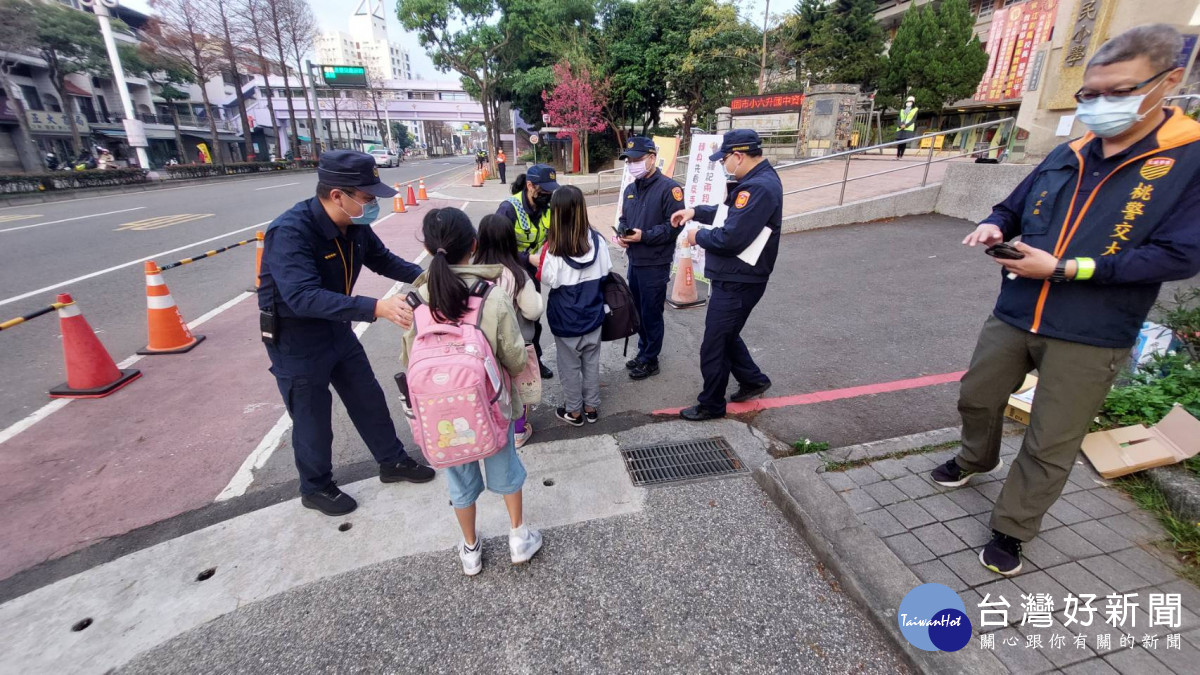 桃園警察分局執行護童及交通安全宣導專案，讓學童安全走入校園。