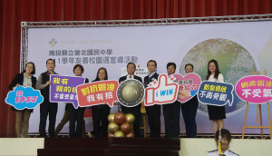 王副縣長與教育處長和來賓、學生宣誓反霸凌等。（記者扶小萍攝）