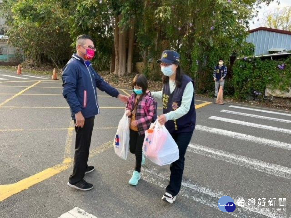 為了保護學童安全，警方於上下學時段實施守望、交整、巡邏勤務/李光揚翻攝