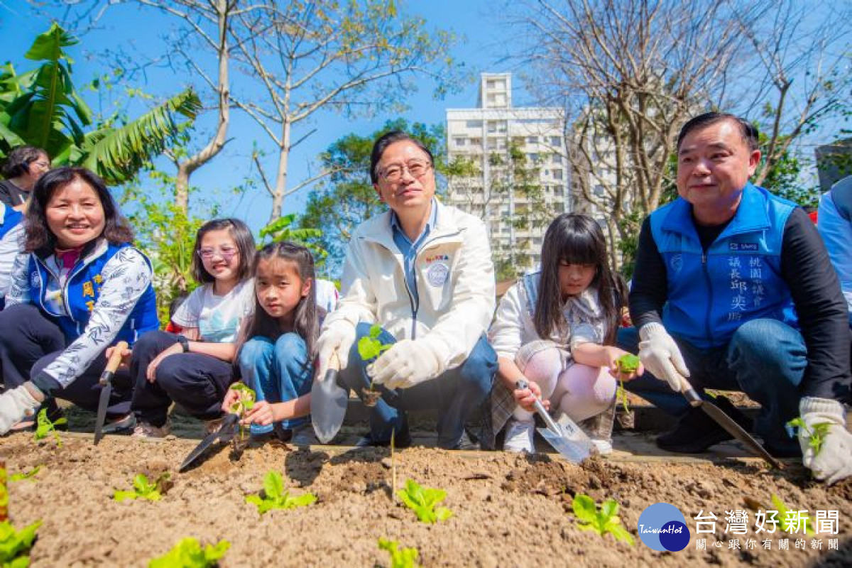 市長與同學們在校園小農場體驗小黃瓜種植樂趣。