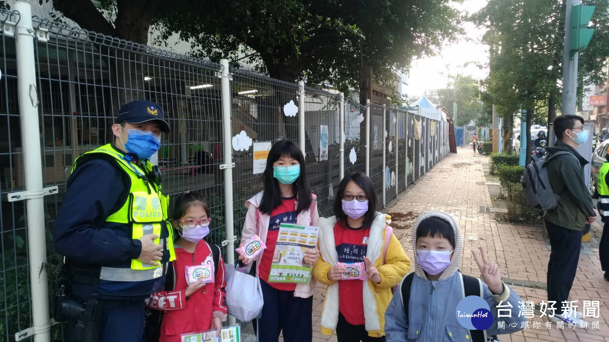 中小學開學首日，桃市警局護童兼交通安全宣導。