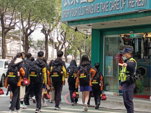 中小學開學首日，桃市警局護童兼交通安全宣導。