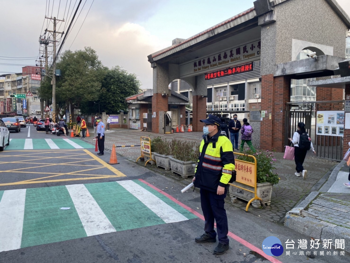 中小學開學首日，桃市警局護童兼交通安全宣導。