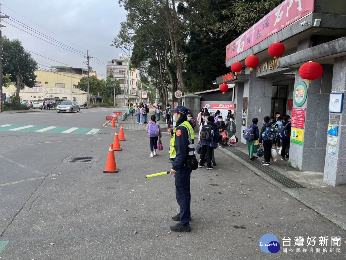 中小學開學首日，桃市警局護童兼交通安全宣導。