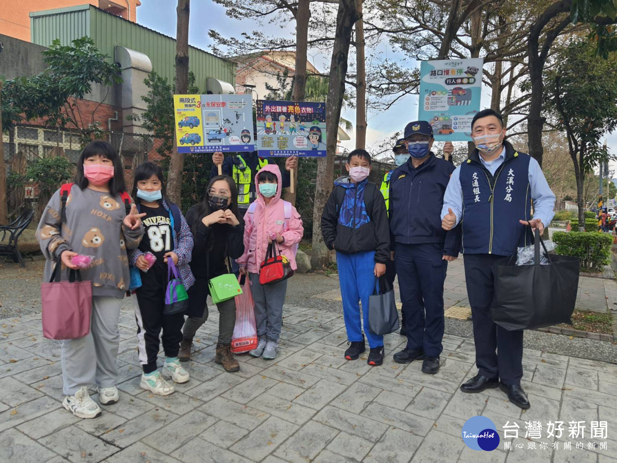 中小學開學首日，桃市警局護童兼交通安全宣導。