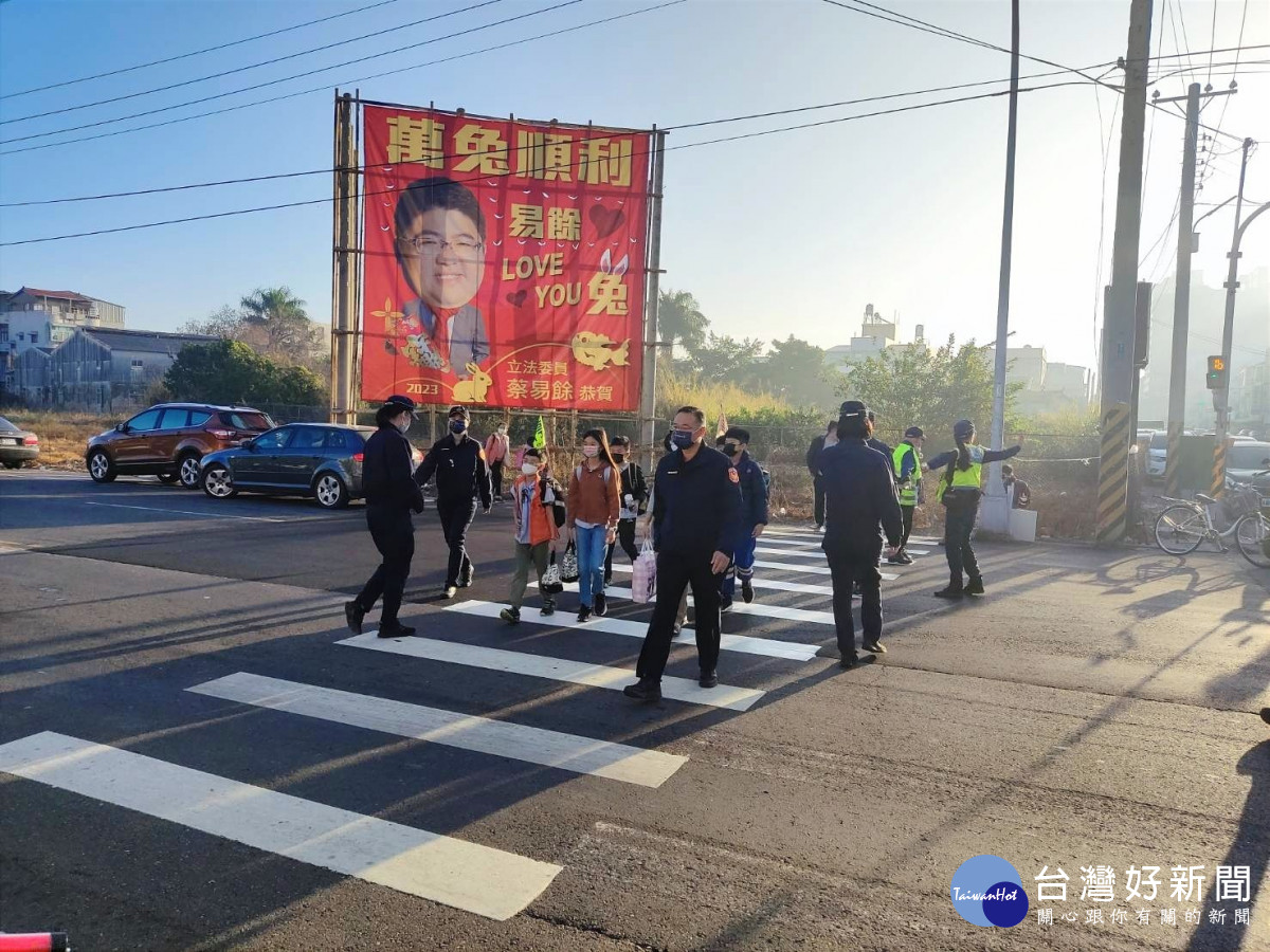 嘉義縣朴子警分局特別在開學日規劃護童專案勤務／陳致愷翻攝