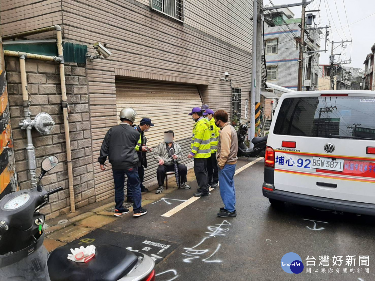 92歲翁外出運動摔傷，警民合力救援幸無礙。