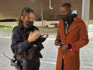 外籍學生搭機來台沒錢坐車，大園警暖心伸援助解圍。