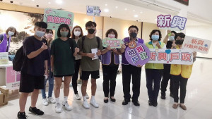 ▲高市苓雅戶所邀集新興及前鎮戶所至高雄師範大學活動中心二樓課外活動組受理學生申請戶籍謄本。（圖／記者 許高祥 翻攝）